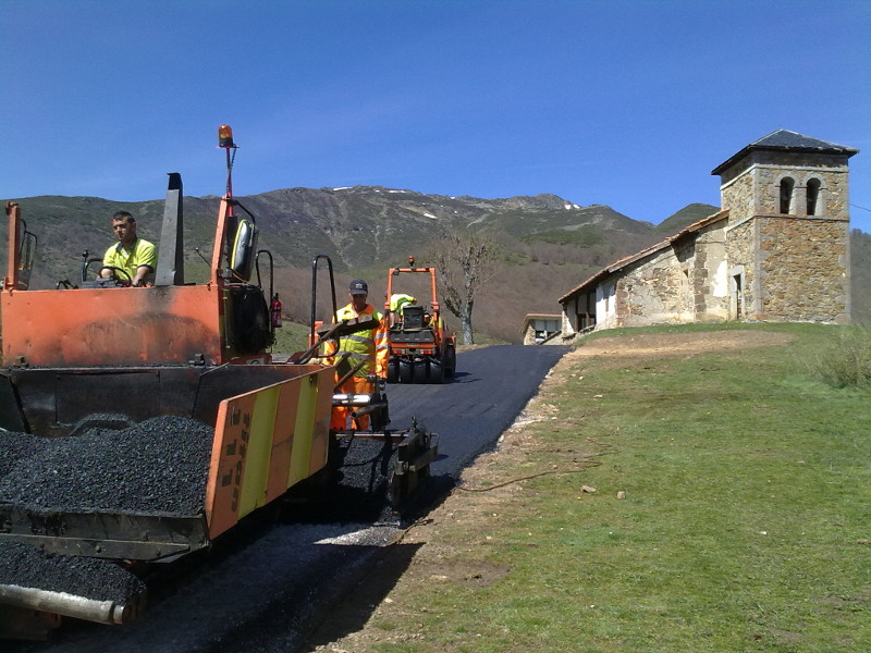 Acceso a Iglesia. Aglomerado con equipo de miniextendido