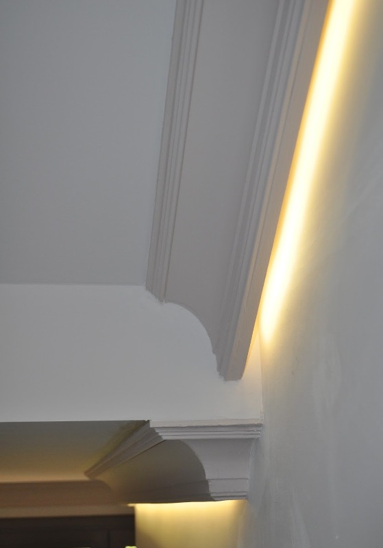 Ejemplo de iluminación indirecta zonas de paso mediante molduras Orac Decor