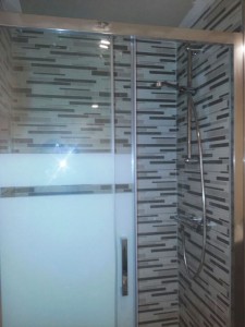 Obra en el baño cambio de alicatado e instalación de ducha